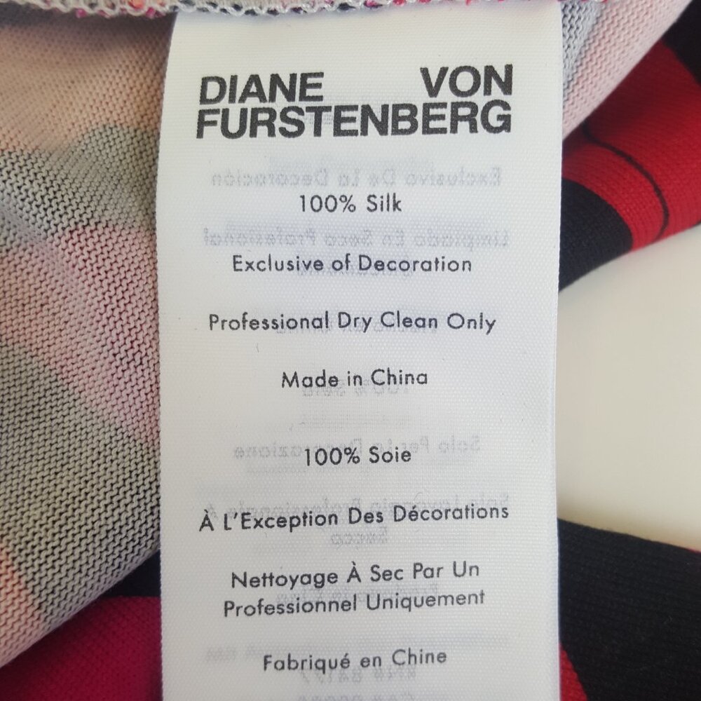 Diane von Furstenberg ! Julian Lip-Print Silk Wrap Dress (M) - Picture 11 of 12